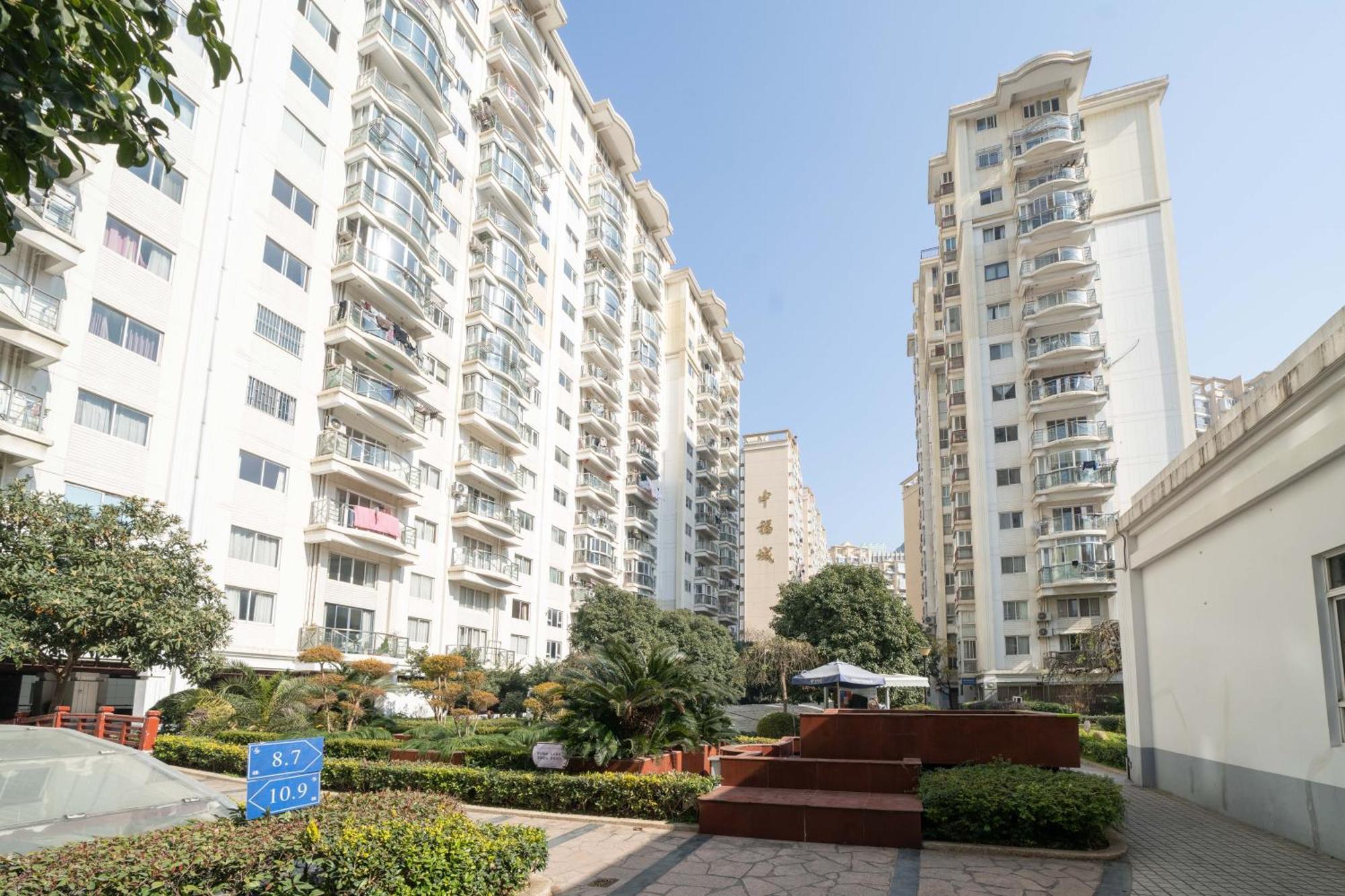 Book And Bed-people's Square Apartment