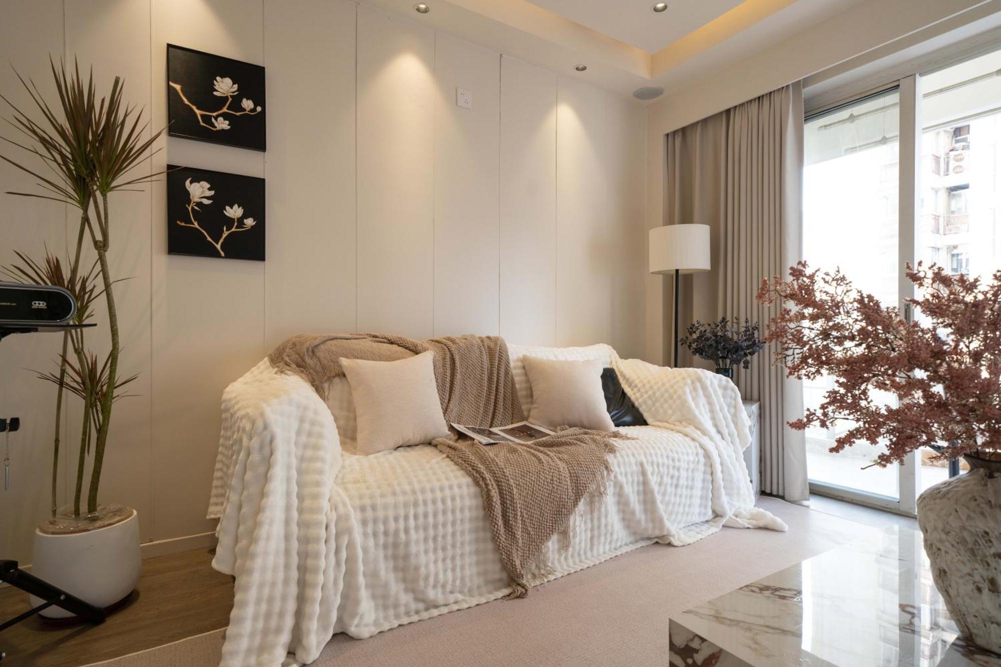 Book And Bed-people's Square Apartment *