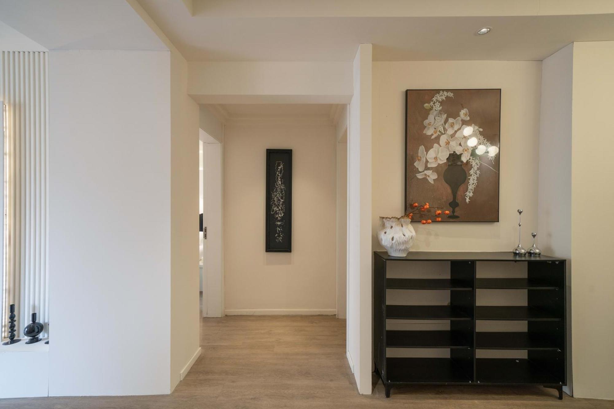 Apartment Book And Bed-people's Square