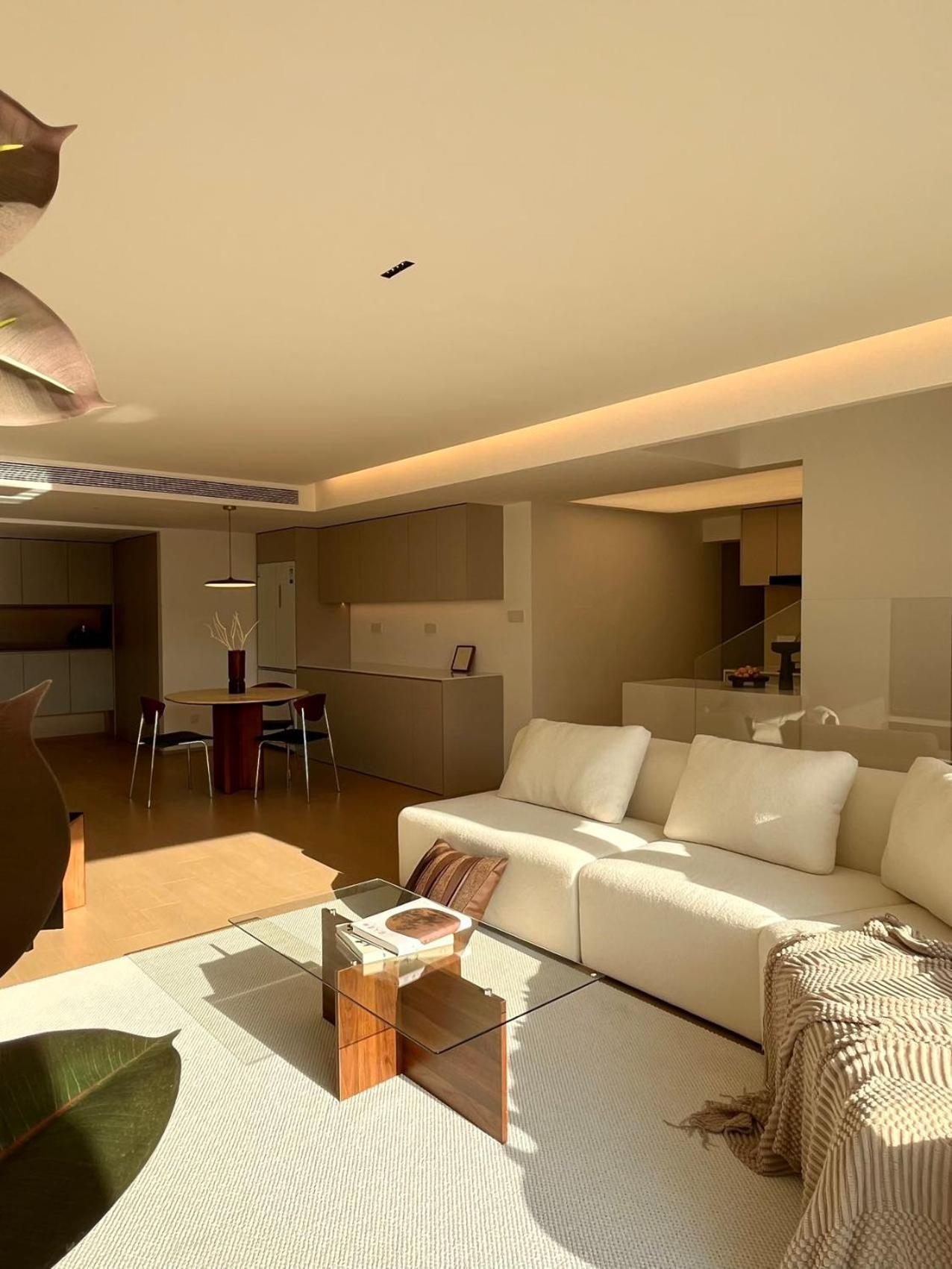 Sunny Abode Cosco Liangwan Three-bedroom Apartment *