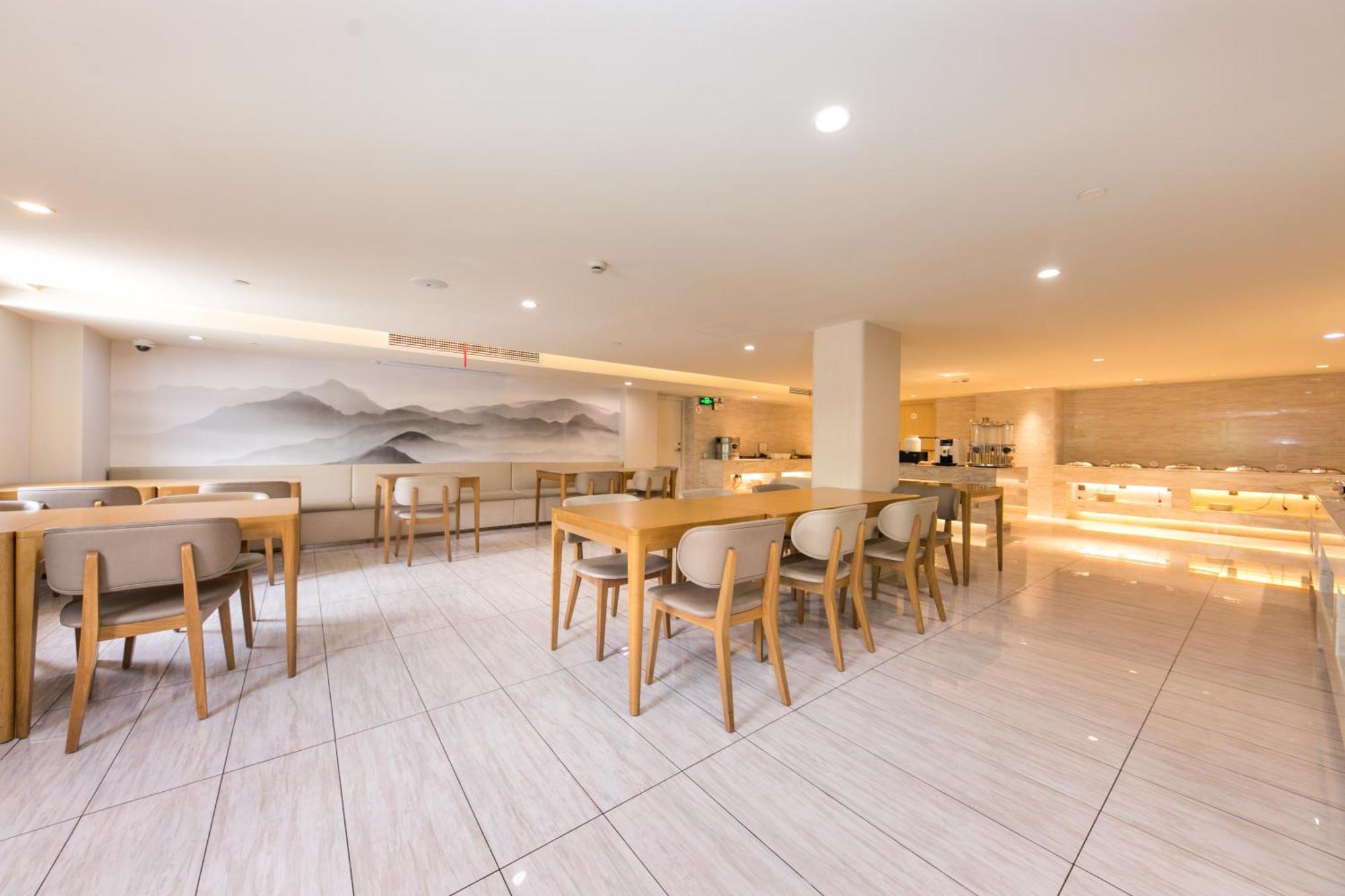 Ji Jinqiao International Commercial Plaza Hotel 3*