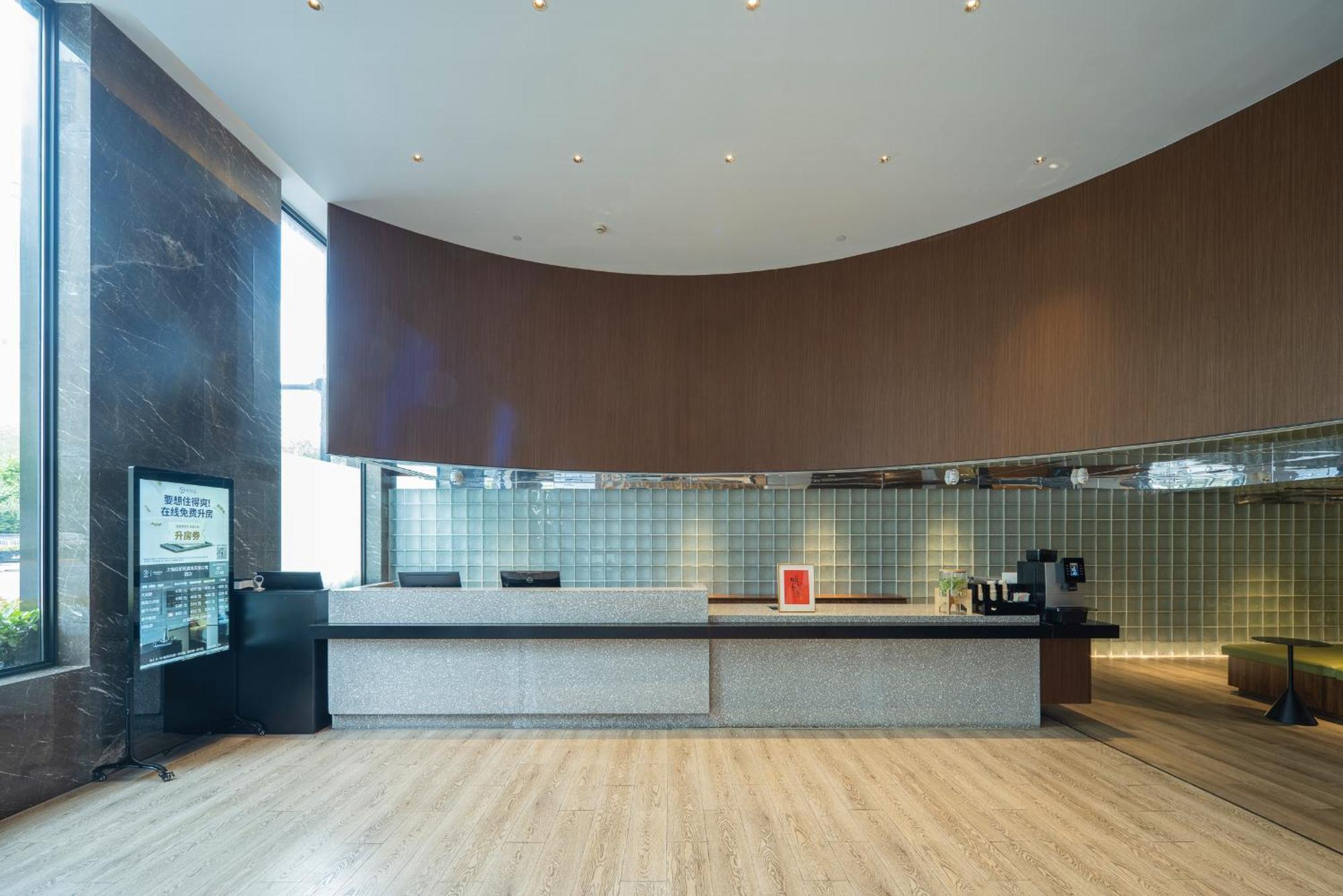 Suisse Place Hongqiao 4*