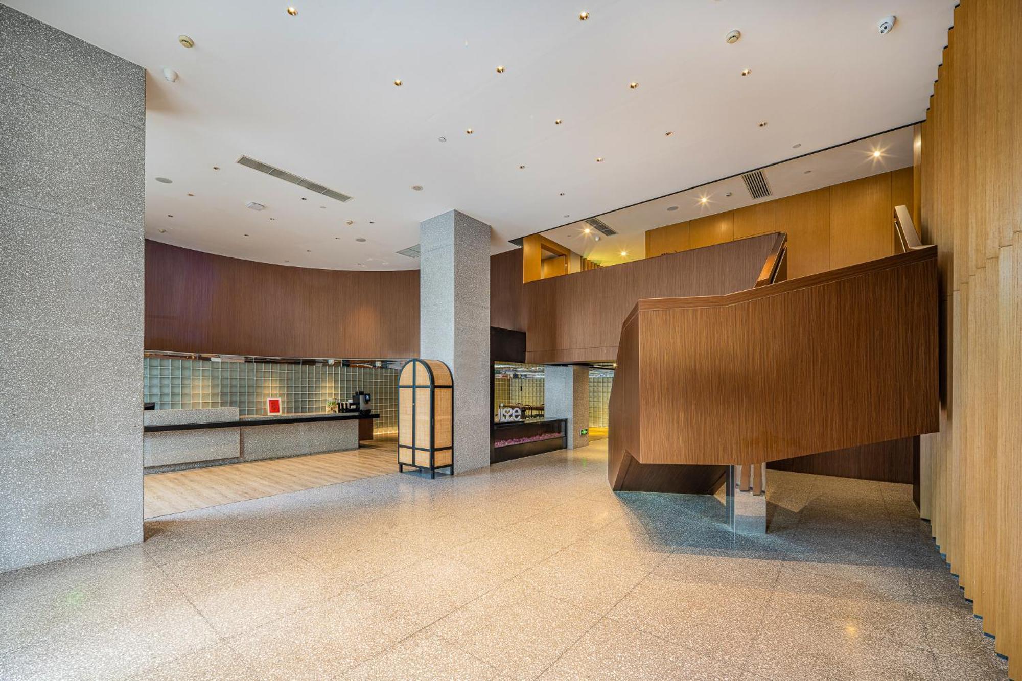 Suisse Place Hongqiao Hotel 4*