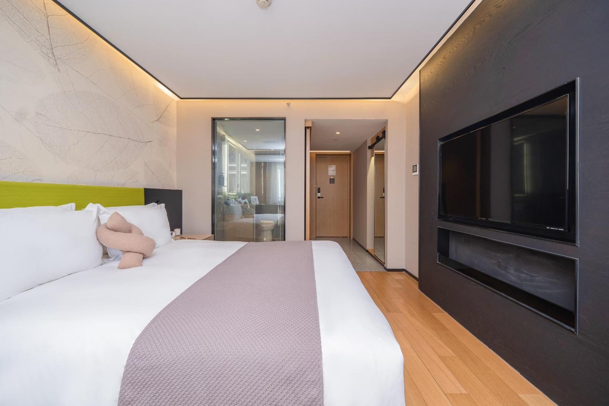 Hotel Suisse Place Hongqiao 4*