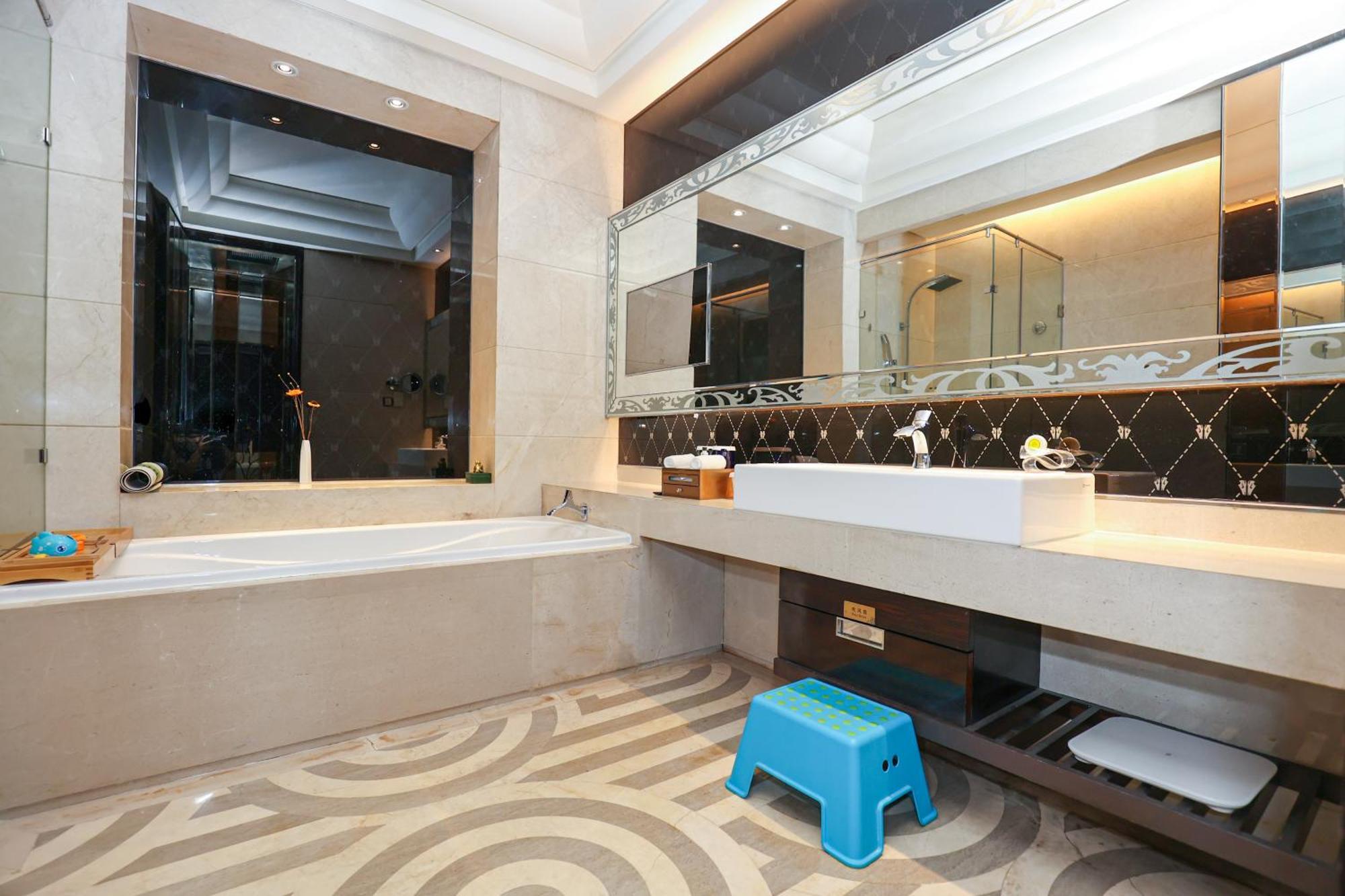 Chateau Star River Minhang Hotel