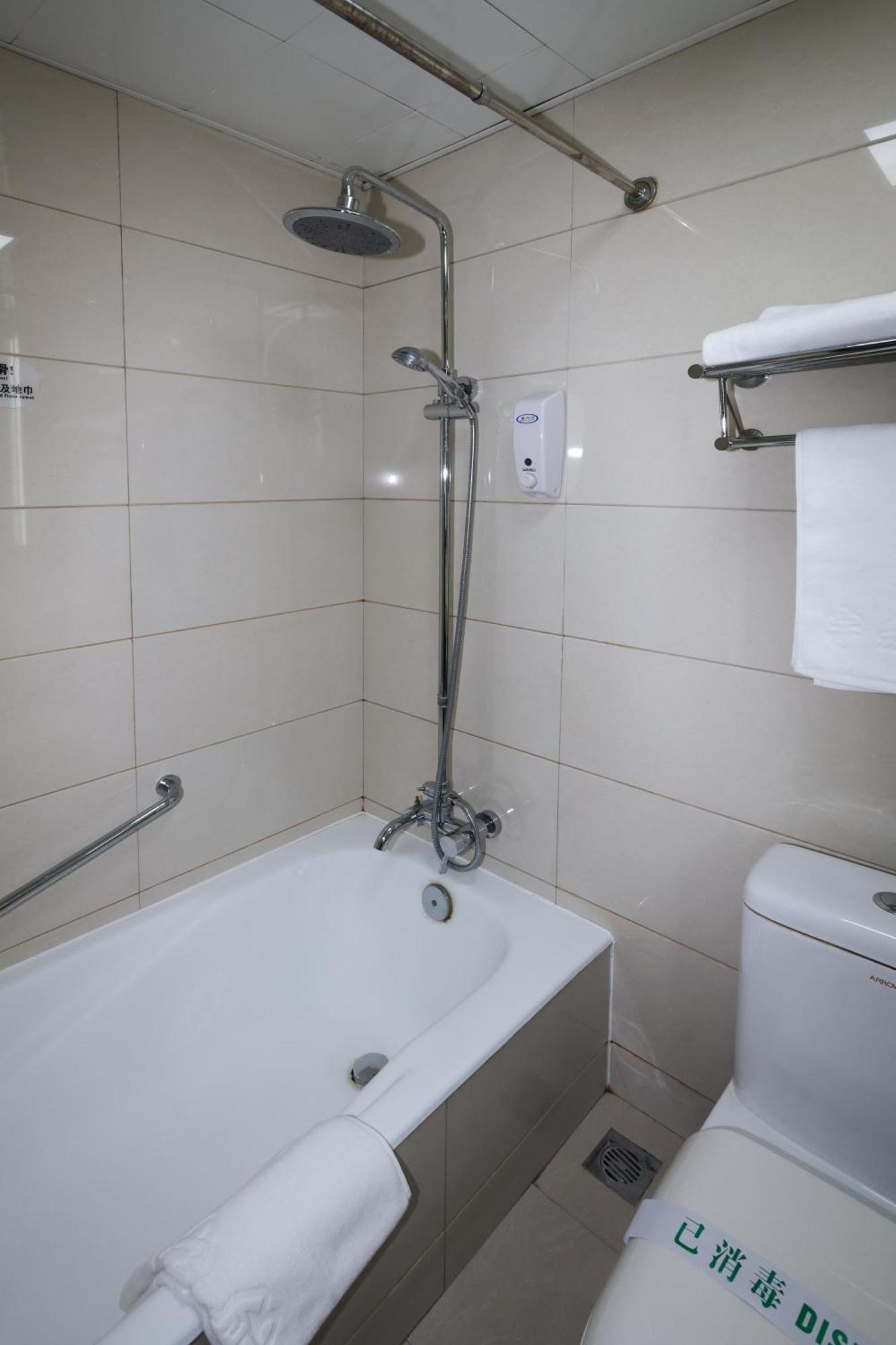 Hotel Yuhang 3*
