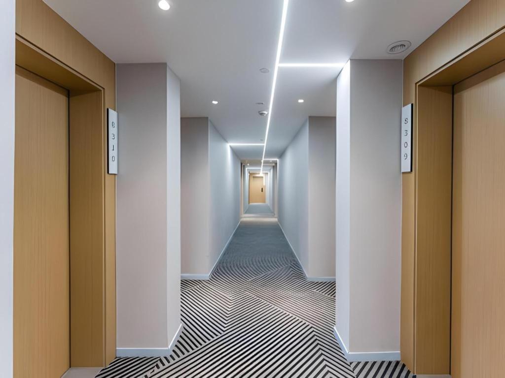 Echarm North Bund Tilanqiao Metro Station 3*