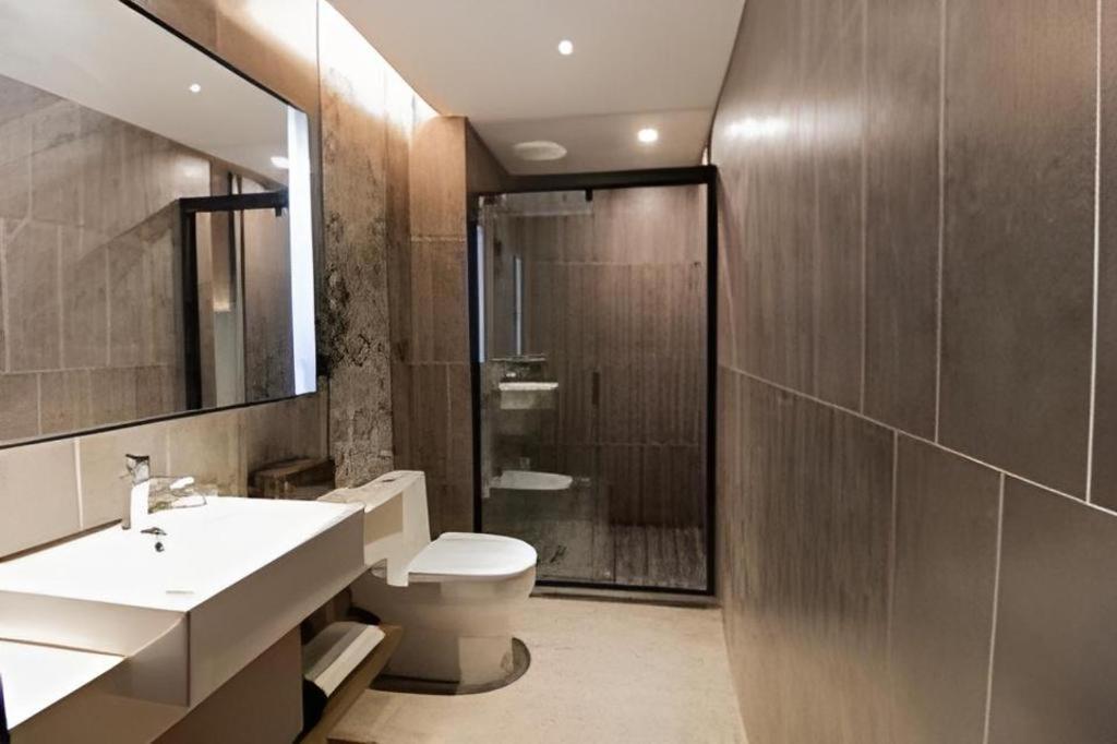 Hotel Yitel Hongqiao Caohejing Hongmei Road Metro Station 4*