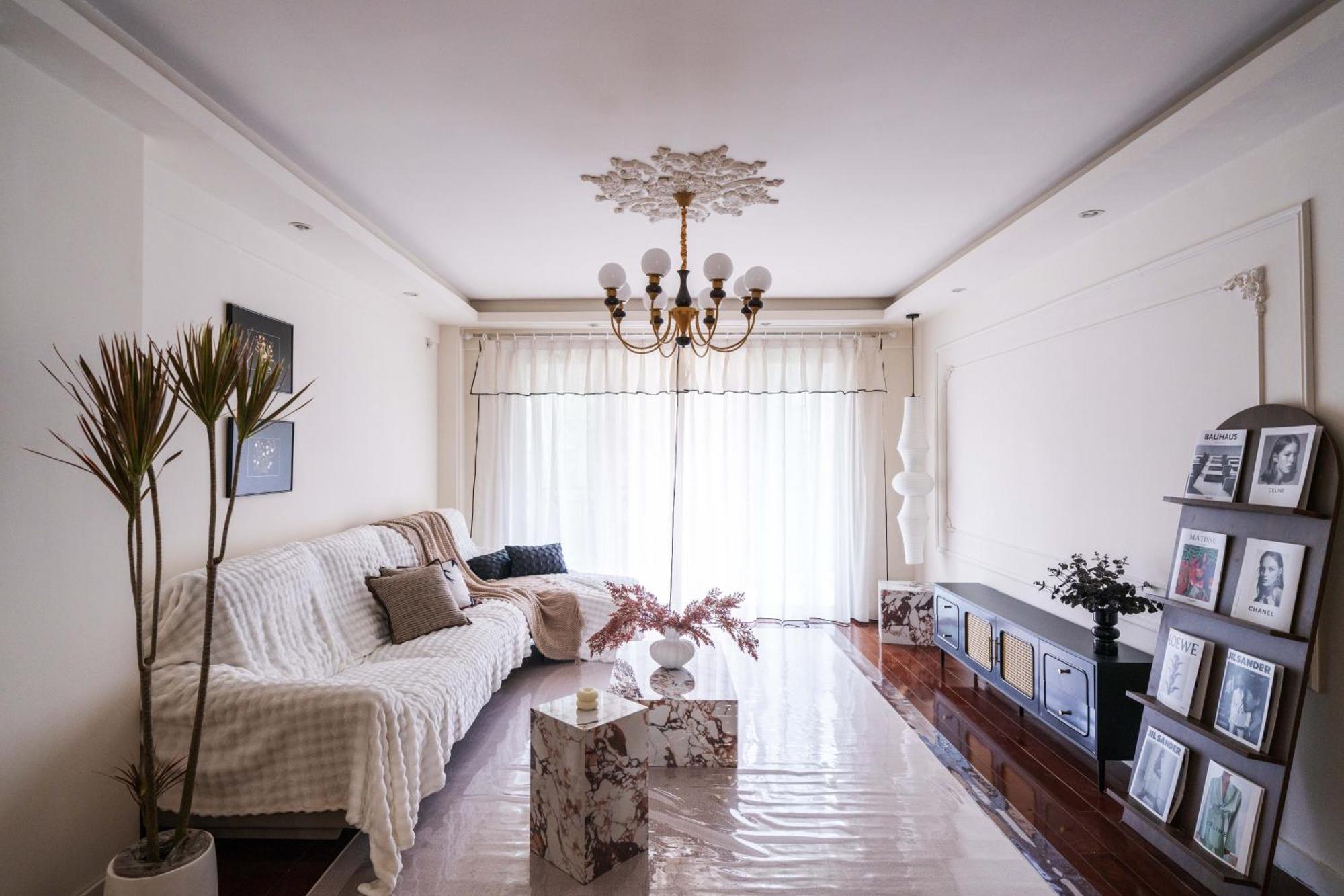 Book And Bed-people's Square Apartment