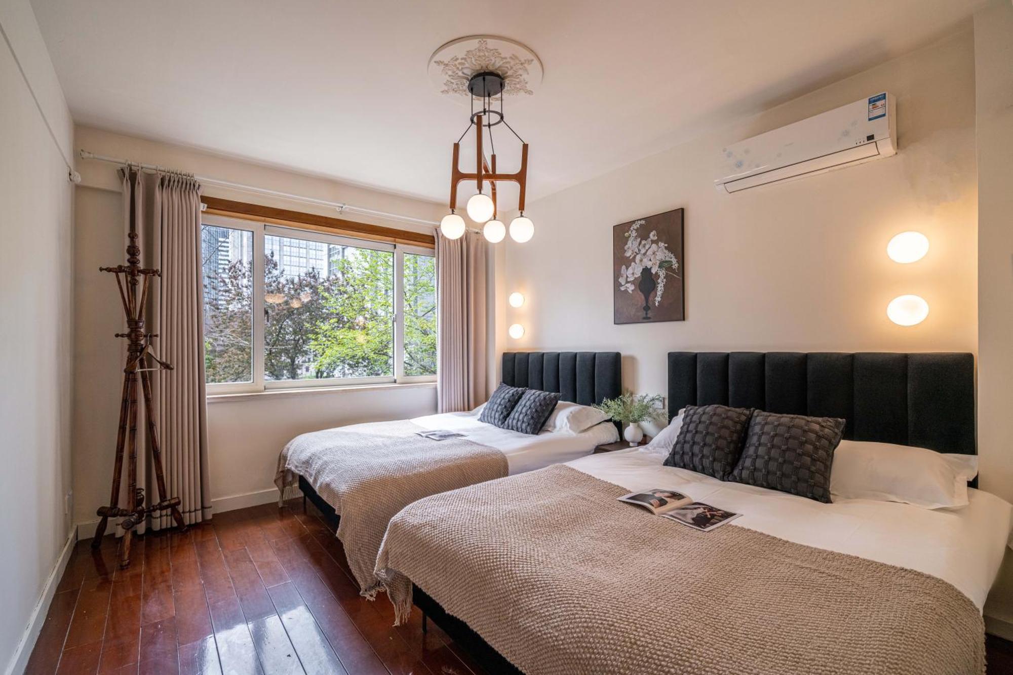 Apartment Book And Bed-people's Square *