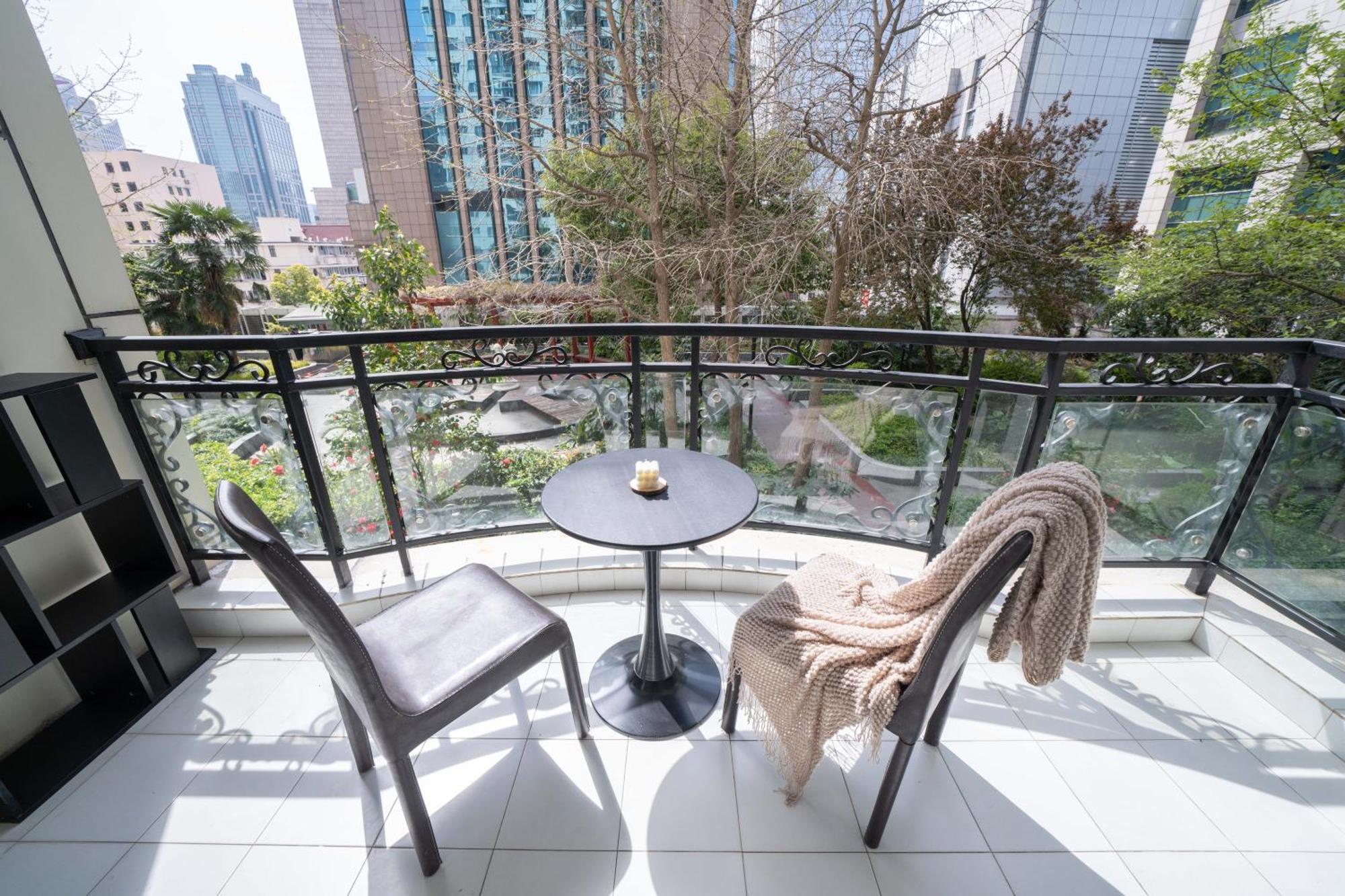 Book And Bed-people's Square Apartment Shanghai