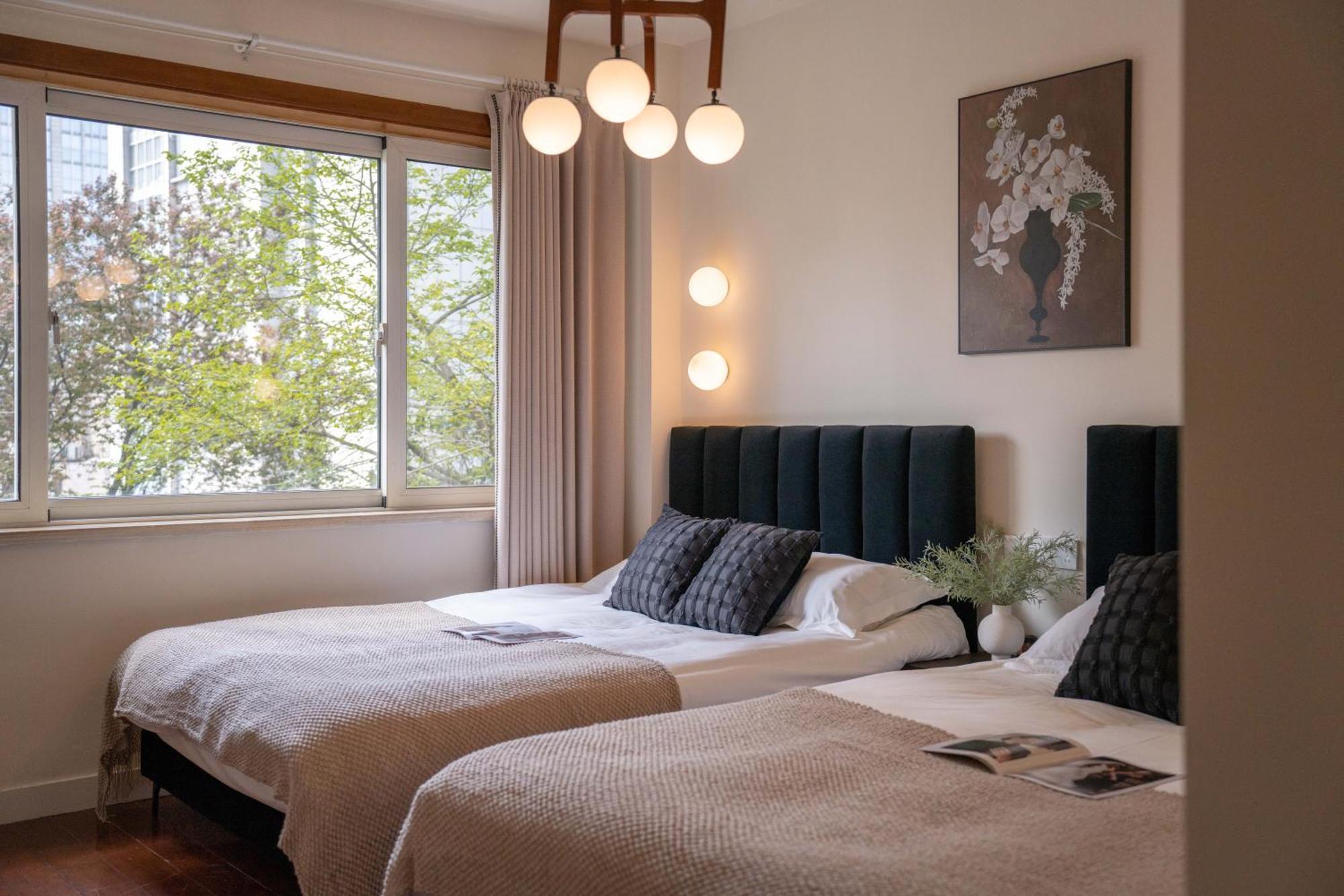 Book And Bed-people's Square Apartment
