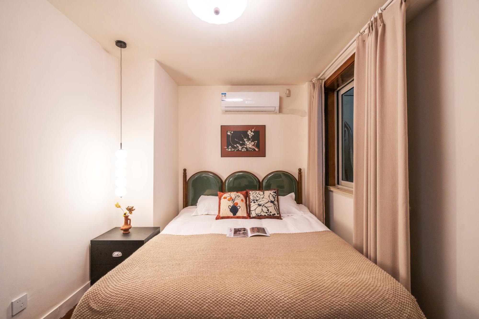 Book And Bed-people's Square *