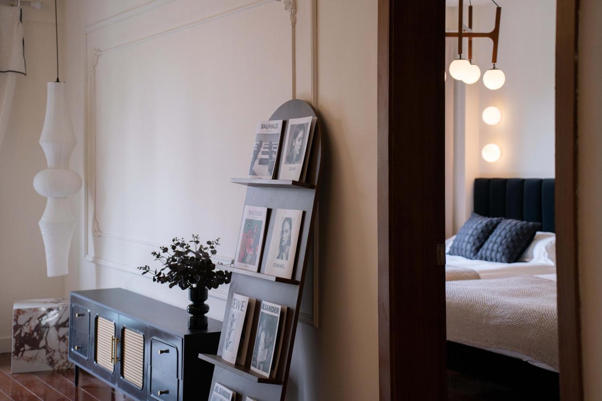 Book And Bed-people's Square Apartment