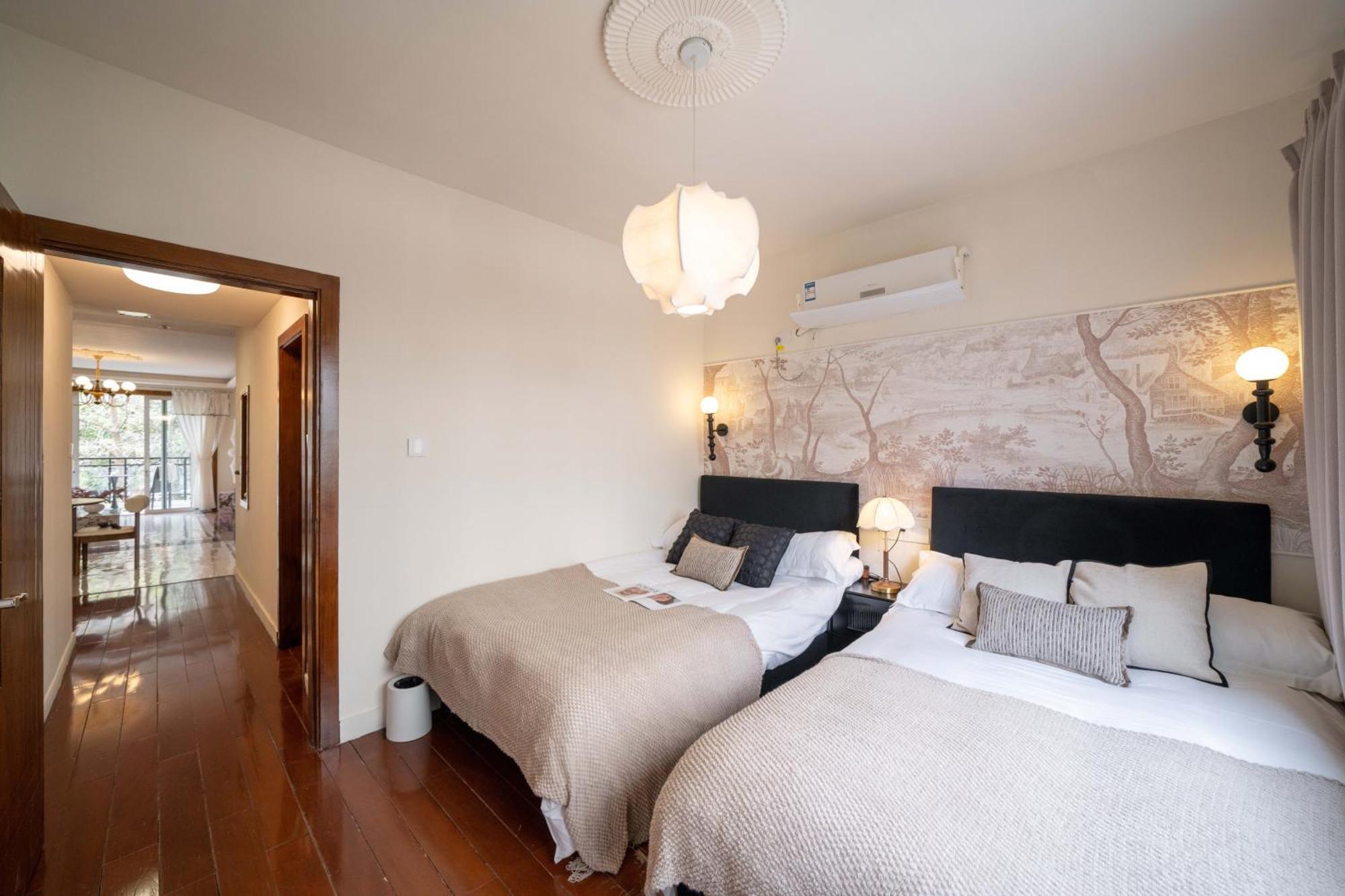 Book And Bed-people's Square Apartment *