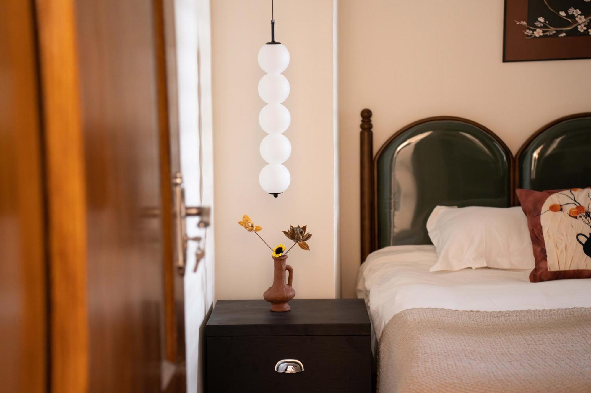 Book And Bed-people's Square Apartment