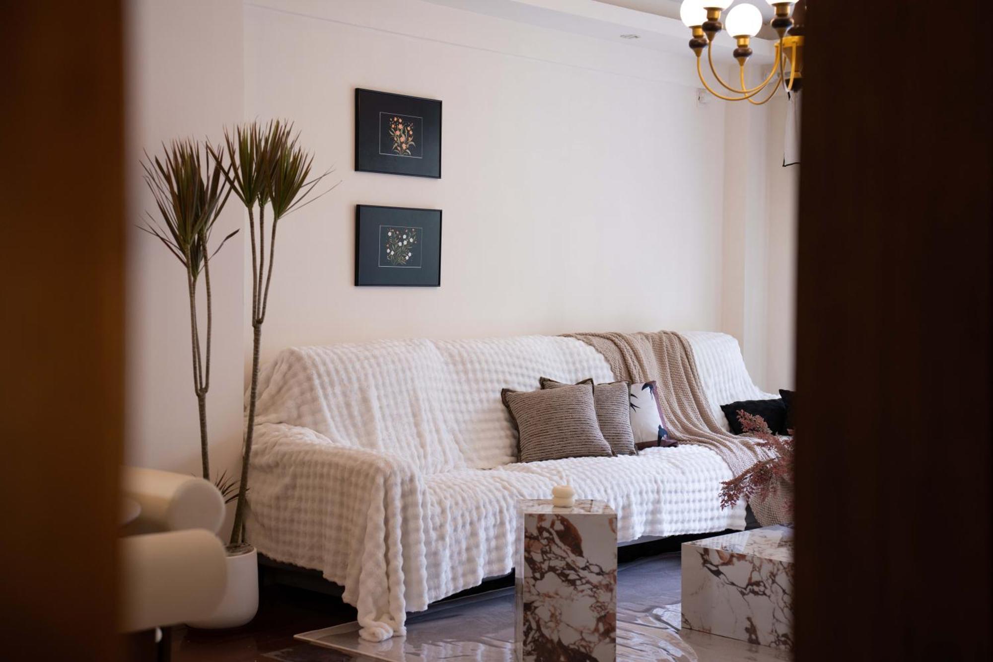 Apartment Book And Bed-people's Square *