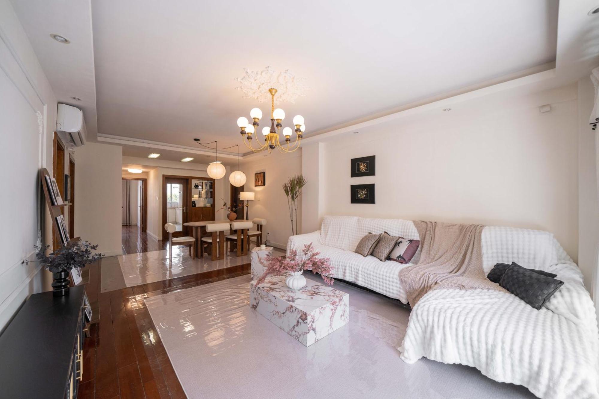 Apartment Book And Bed-people's Square