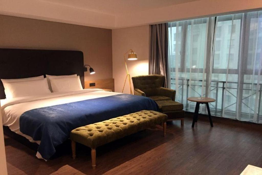 Yitel Hongqiao Caohejing Hongmei Road Metro Station 4*