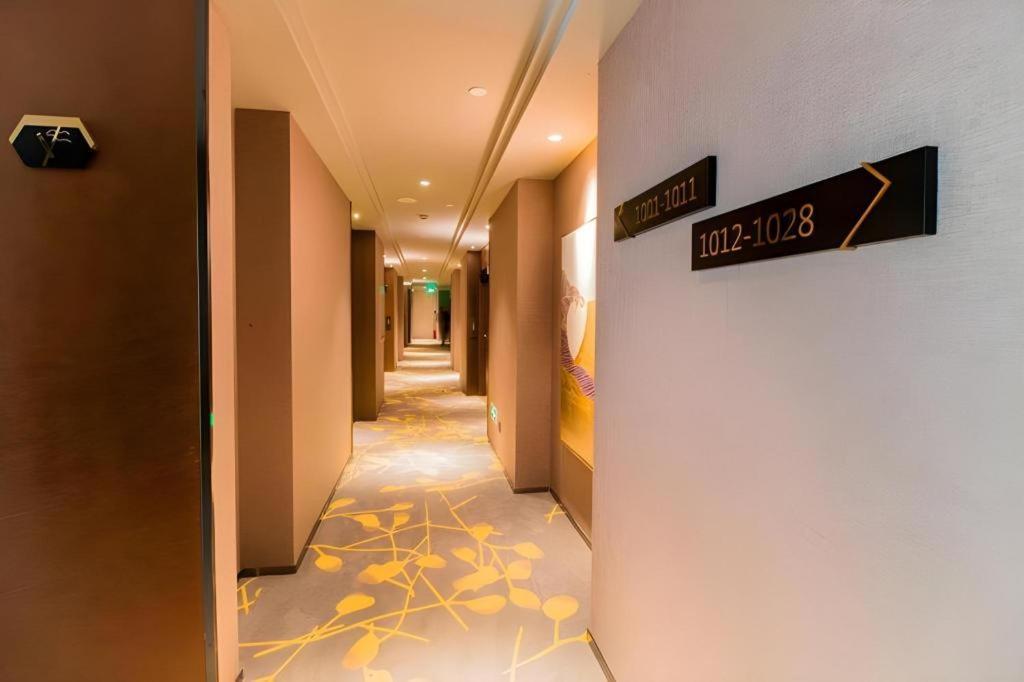 Yitel Hongqiao Caohejing Hongmei Road Metro Station 4*