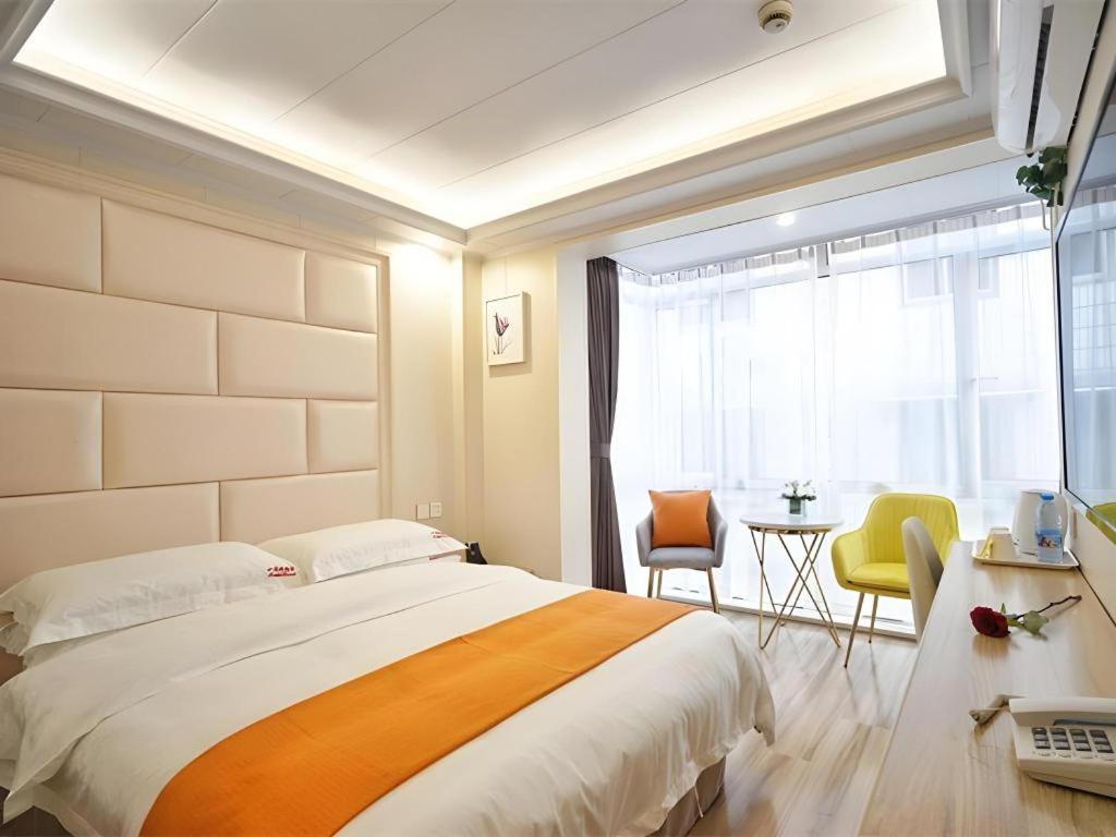Hotel Shell Baoshan District Songbin Road Subway Station 2*