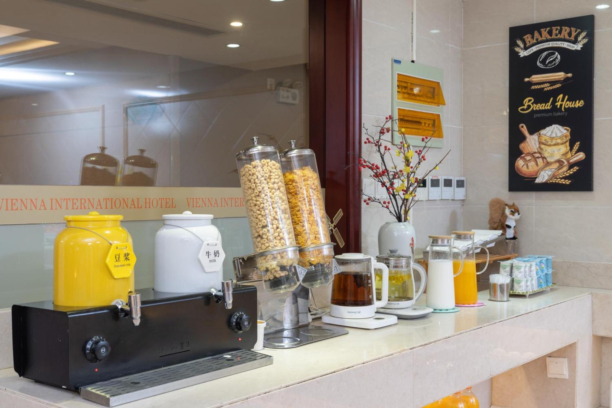 Vienna International - Pudong Airport Free Trade Zone - Free Shuttle Bus To Pvg Airport And Land 4*