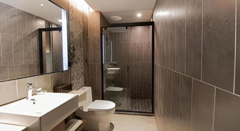 Hotel Yitel Hongqiao Caohejing Hongmei Road Metro Station 4*