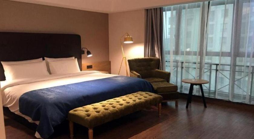 Hotel Yitel Hongqiao Caohejing Hongmei Road Metro Station 4*