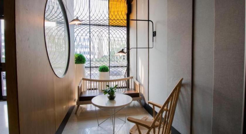 Yitel Hongqiao Caohejing Hongmei Road Metro Station Hotel 4*