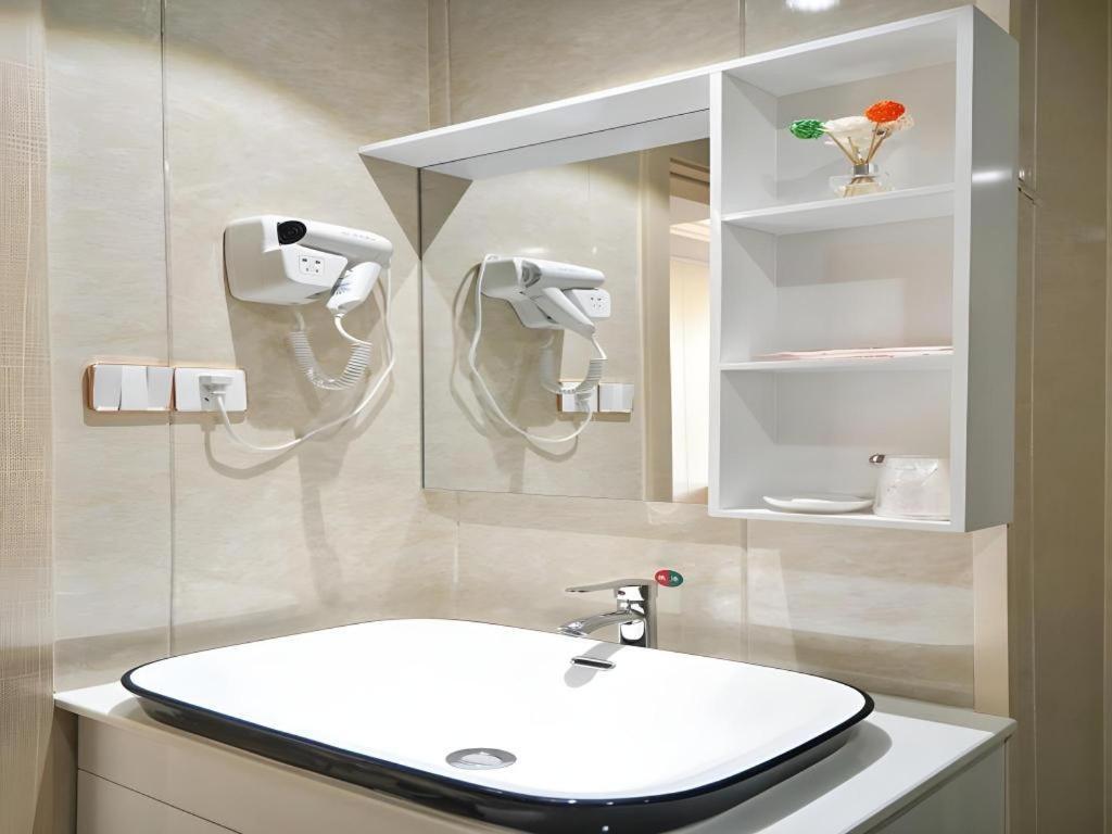 Shell Baoshan District Songbin Road Subway Station Hotel Shanghai