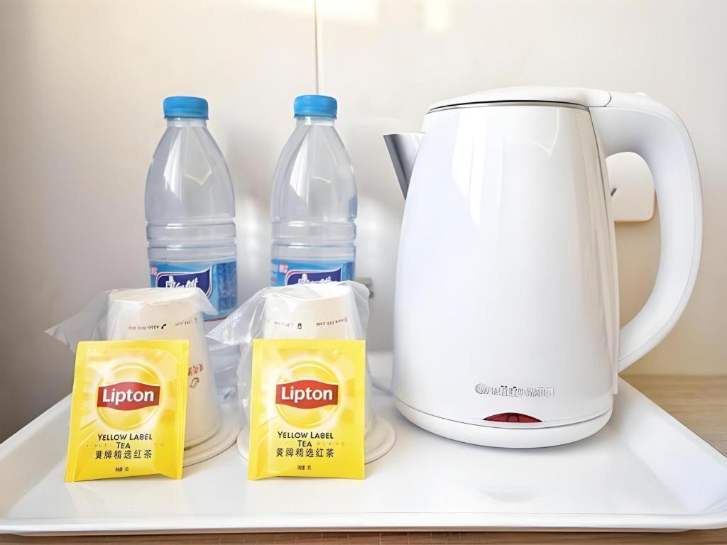 Shell Baoshan District Songbin Road Subway Station Hotel 2*