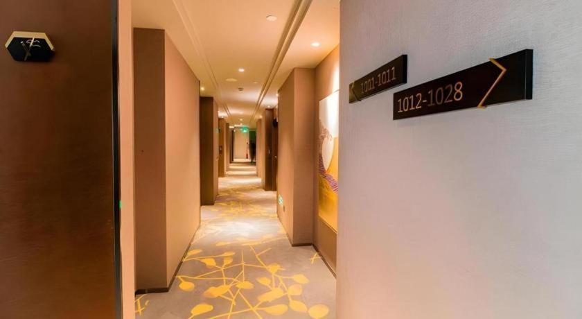 Yitel Hongqiao Caohejing Hongmei Road Metro Station 4*