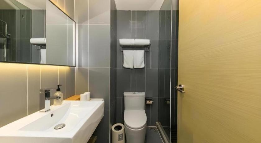 Ji Lujiazui Pudong Avenue Hotel 4*
