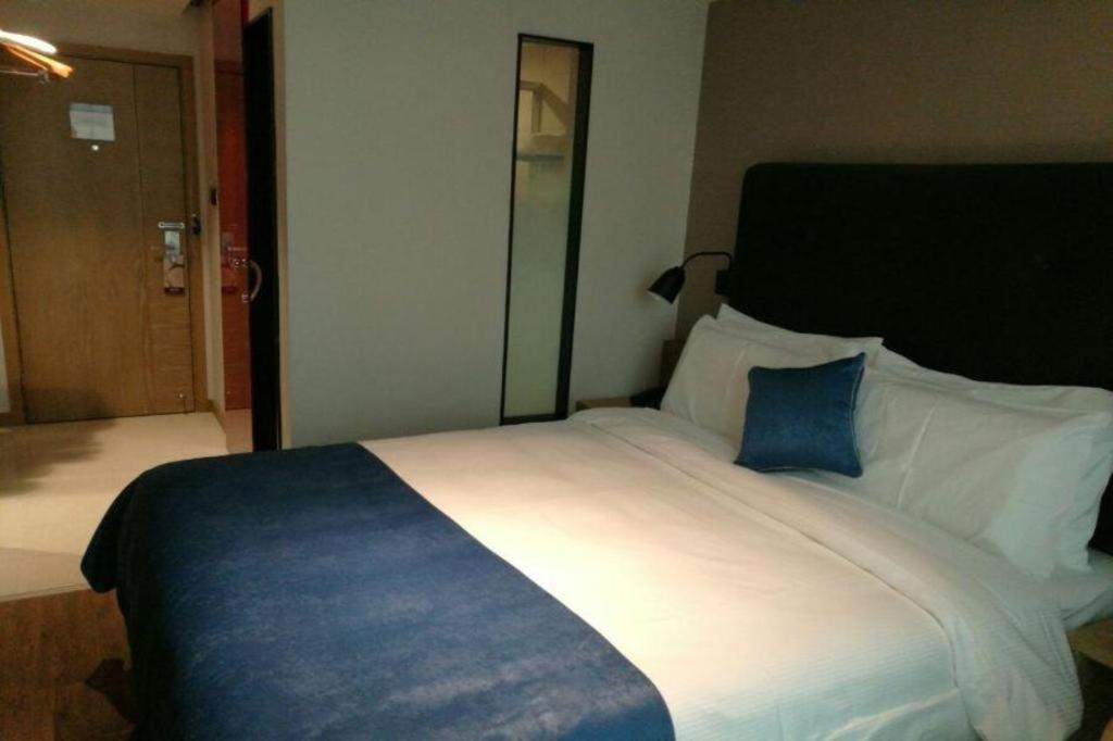 Yitel Hongqiao Caohejing Hongmei Road Metro Station 4*