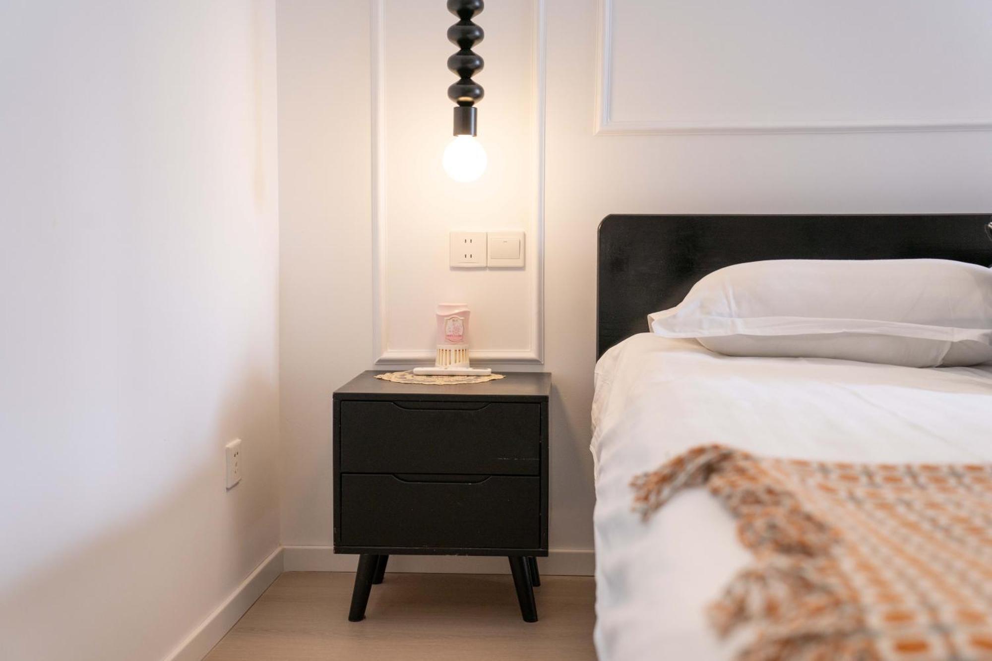 Yi Du - Family Located 500 Meters Away From Nanjing West Road Subway And Near People's Square *