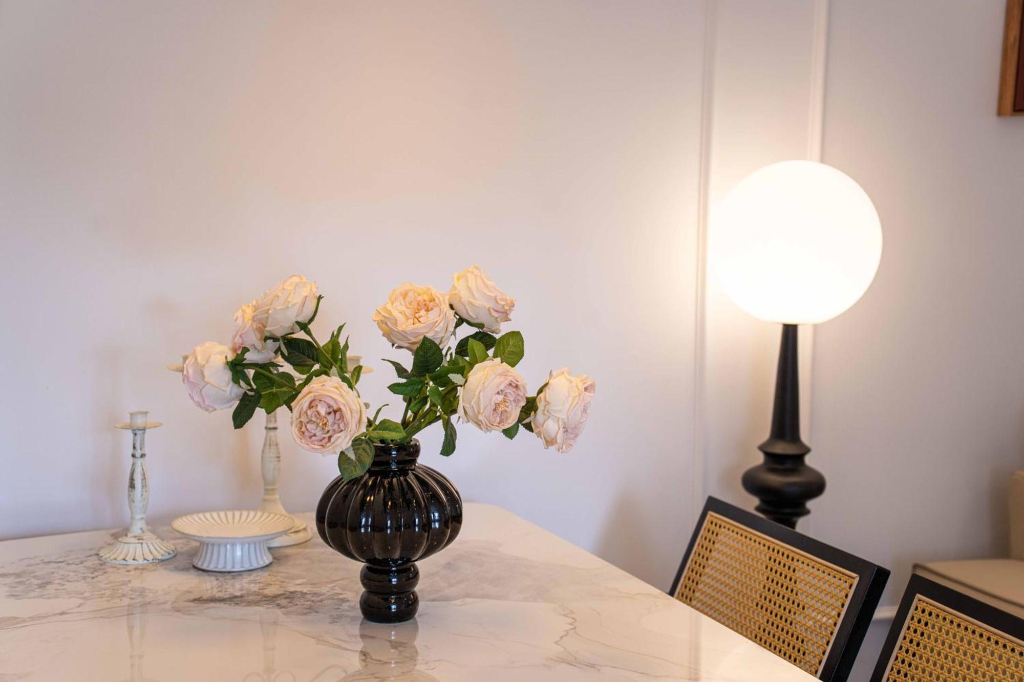 Yi Du - Family Located 500 Meters Away From Nanjing West Road Subway And Near People's Square
