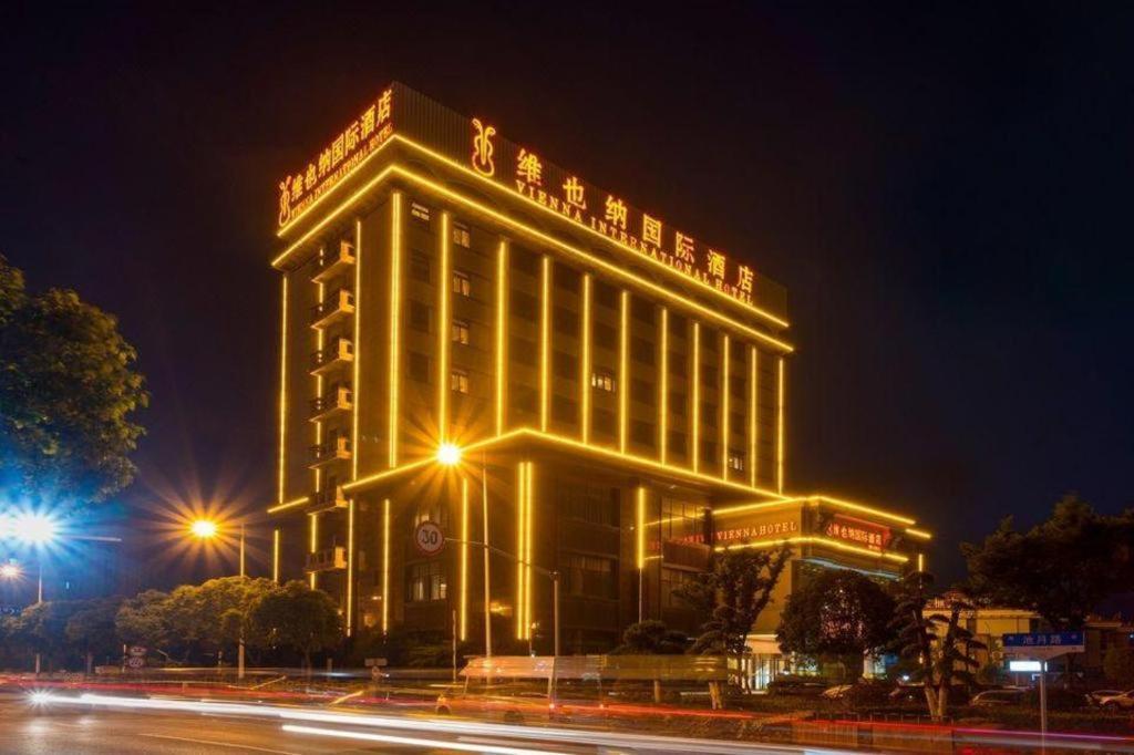Hotel Vienna International Dishui Lingang Wanda 3*
