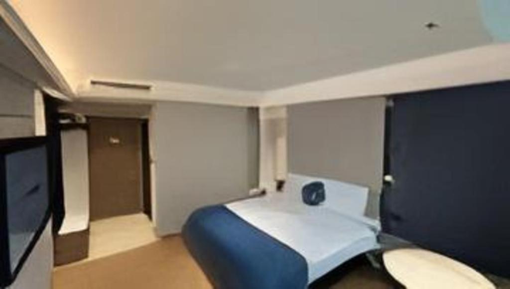 Hotel Yitel Hongqiao Caohejing Hongmei Road Metro Station