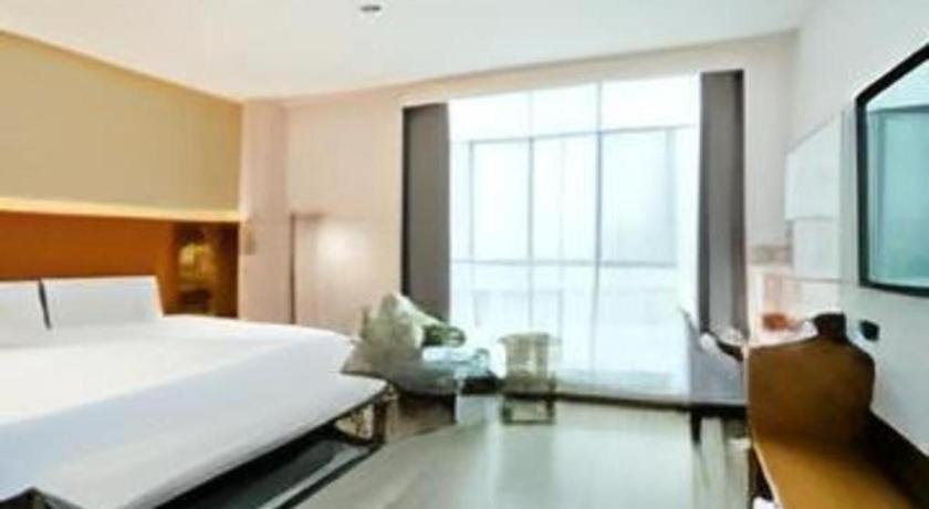 Yitel Hongqiao Caohejing Hongmei Road Metro Station Hotel