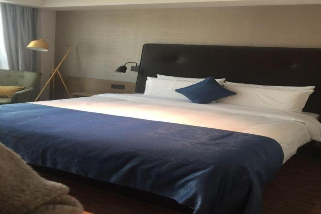 Yitel Hongqiao Caohejing Hongmei Road Metro Station 4*