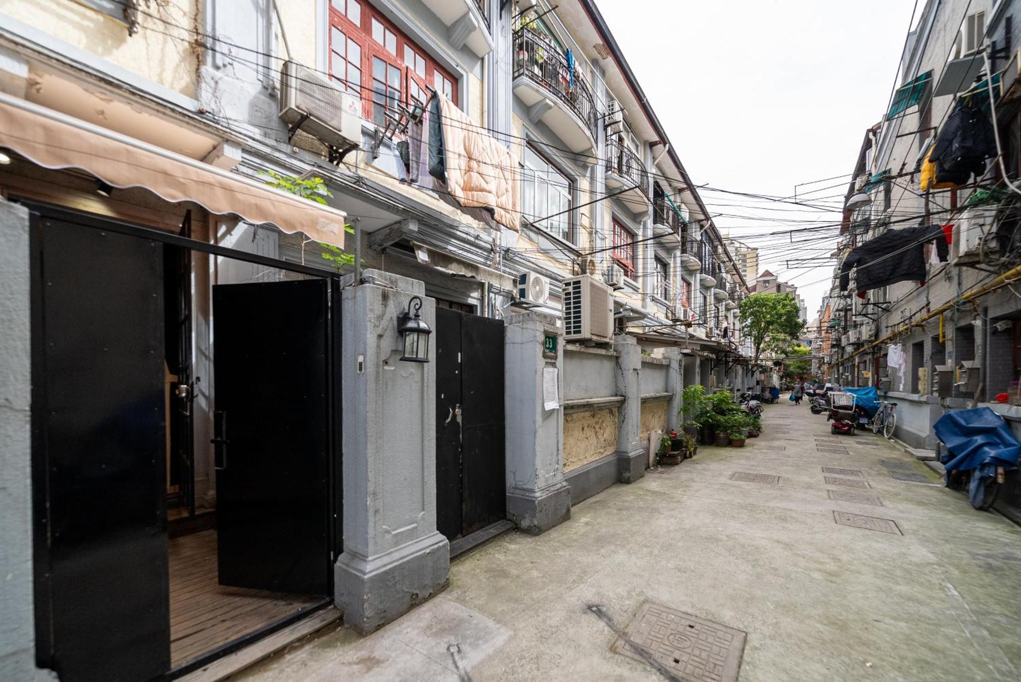 Milan-twin Bed With Sunlit Yard Shanghai