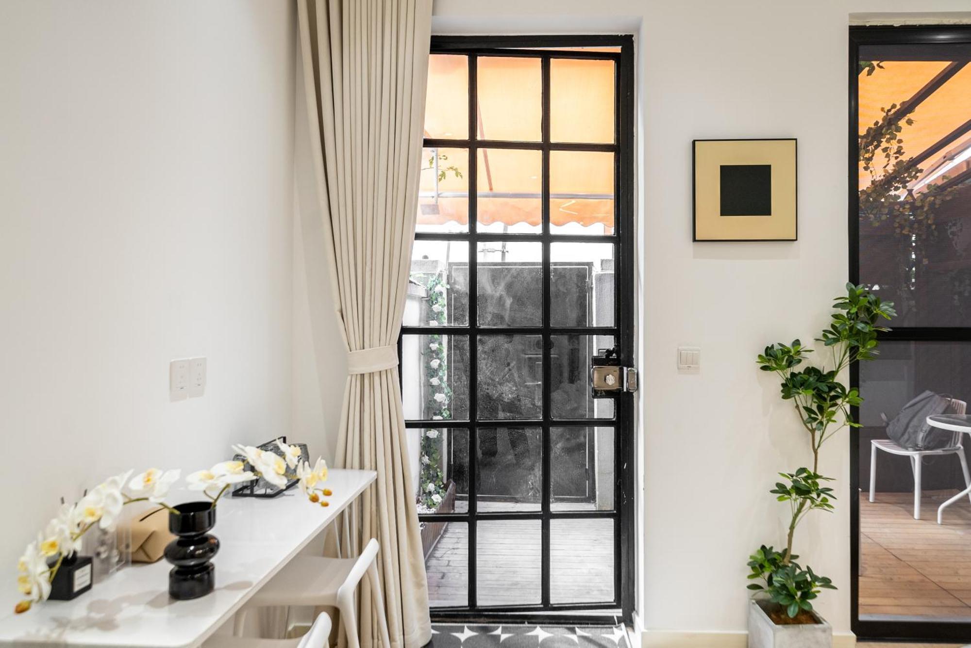 Milan-twin Bed With Sunlit Yard * Shanghai