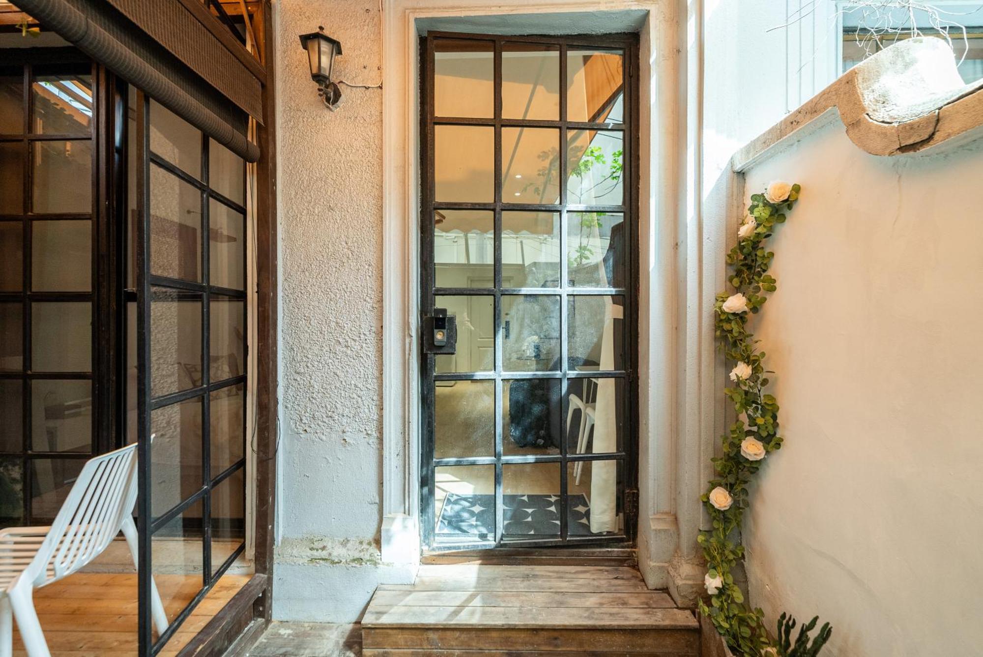 Milan-twin Bed With Sunlit Yard * Shanghai