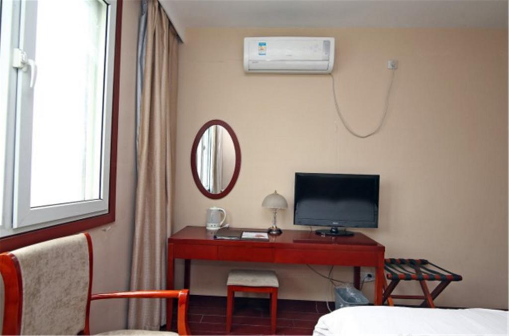 Hotel Greentree Jiangwan Town Express 3*