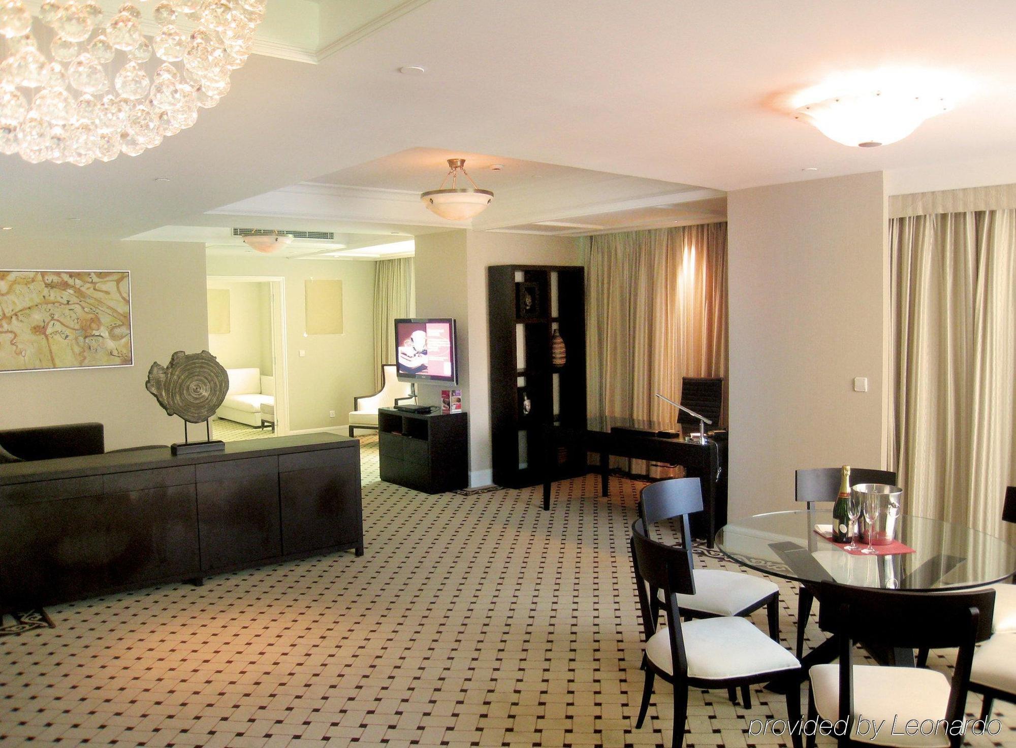 Parkline Century Park 5*