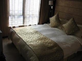 Howard Johnson Apartment *