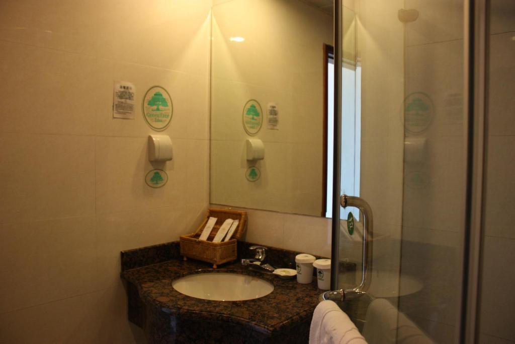 Greentree Changyang Road Jiangpu Park Metro Station Business Hotel 3*