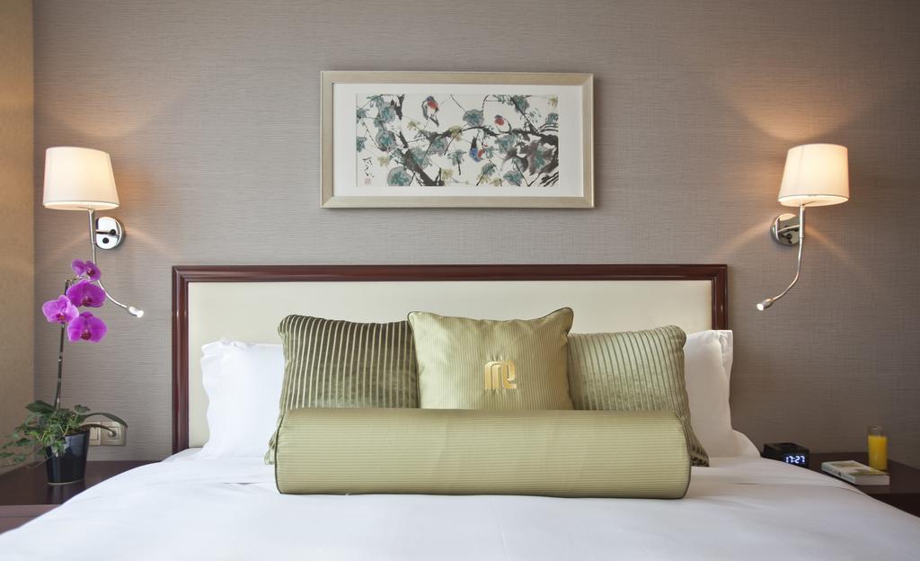 Regal Plaza & Waigaoqiao 4*