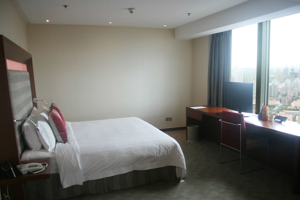 Novotel Atlantis - Breakfast In The Clouds With River View In The Revolving Restaurant & 24hours Free Self-laundry 4*