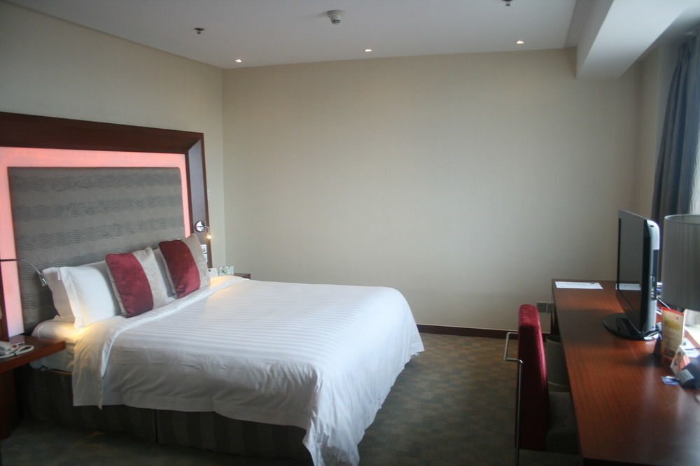 Novotel Atlantis - Breakfast In The Clouds With River View In The Revolving Restaurant & 24hours Free Self-laundry Hotel Shanghai